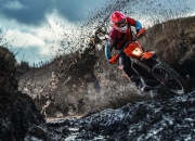 九游游戏-冰与火的对决，姆巴佩惊艳四座之夜，冰岛强压西班牙的战术启示