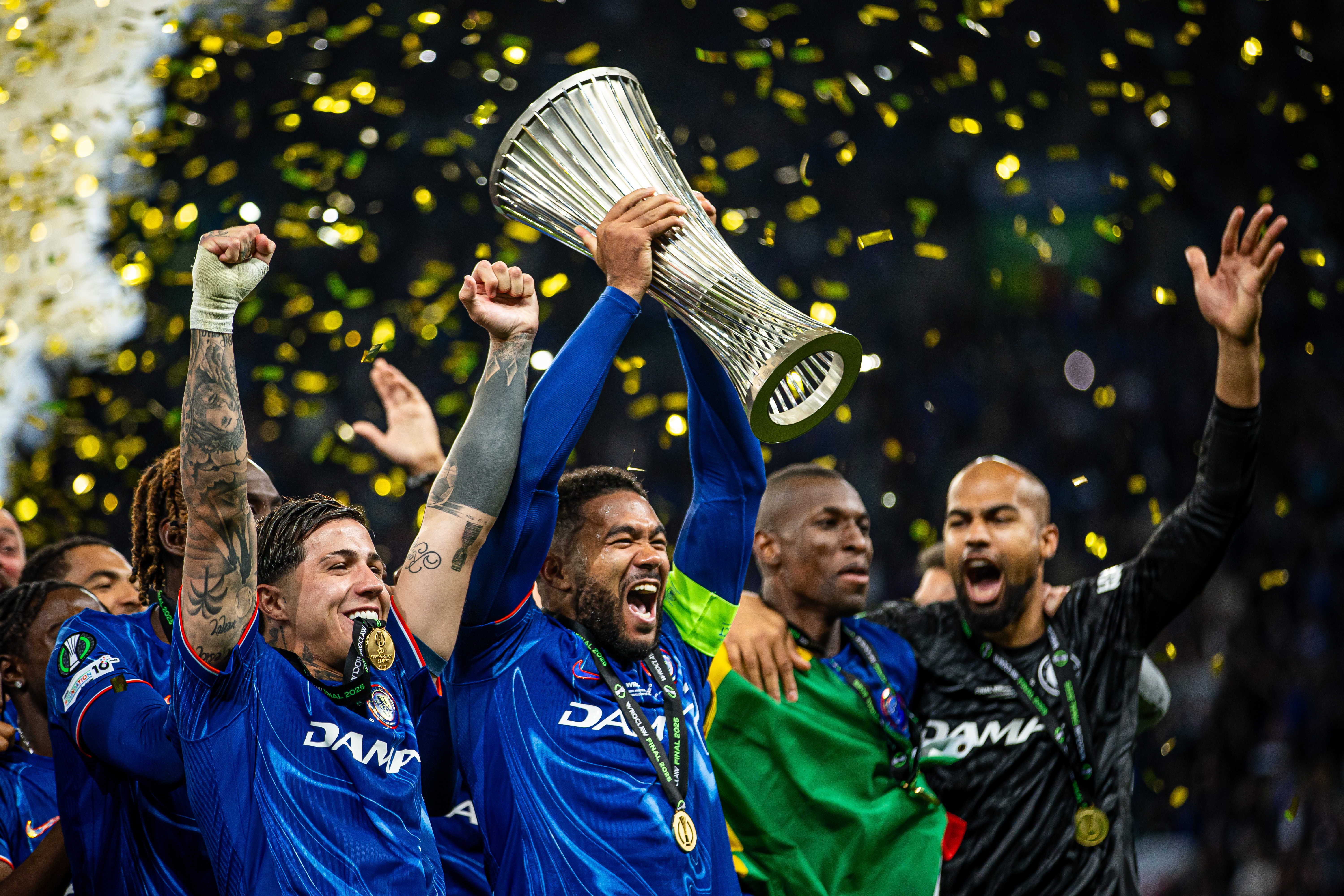 包含切尔西新援上演帽子戏法，助球队大获全胜的词条