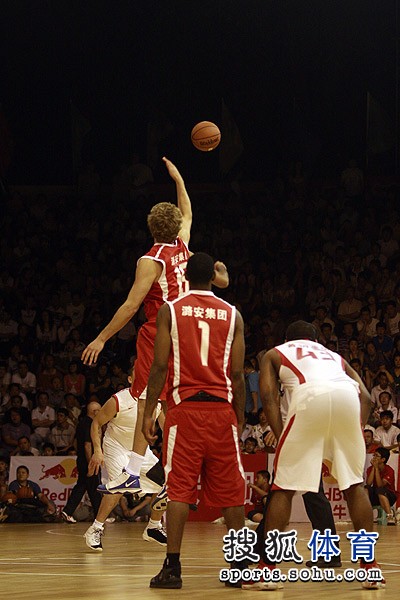 奥地利选手在篮球比赛中勇夺奖杯