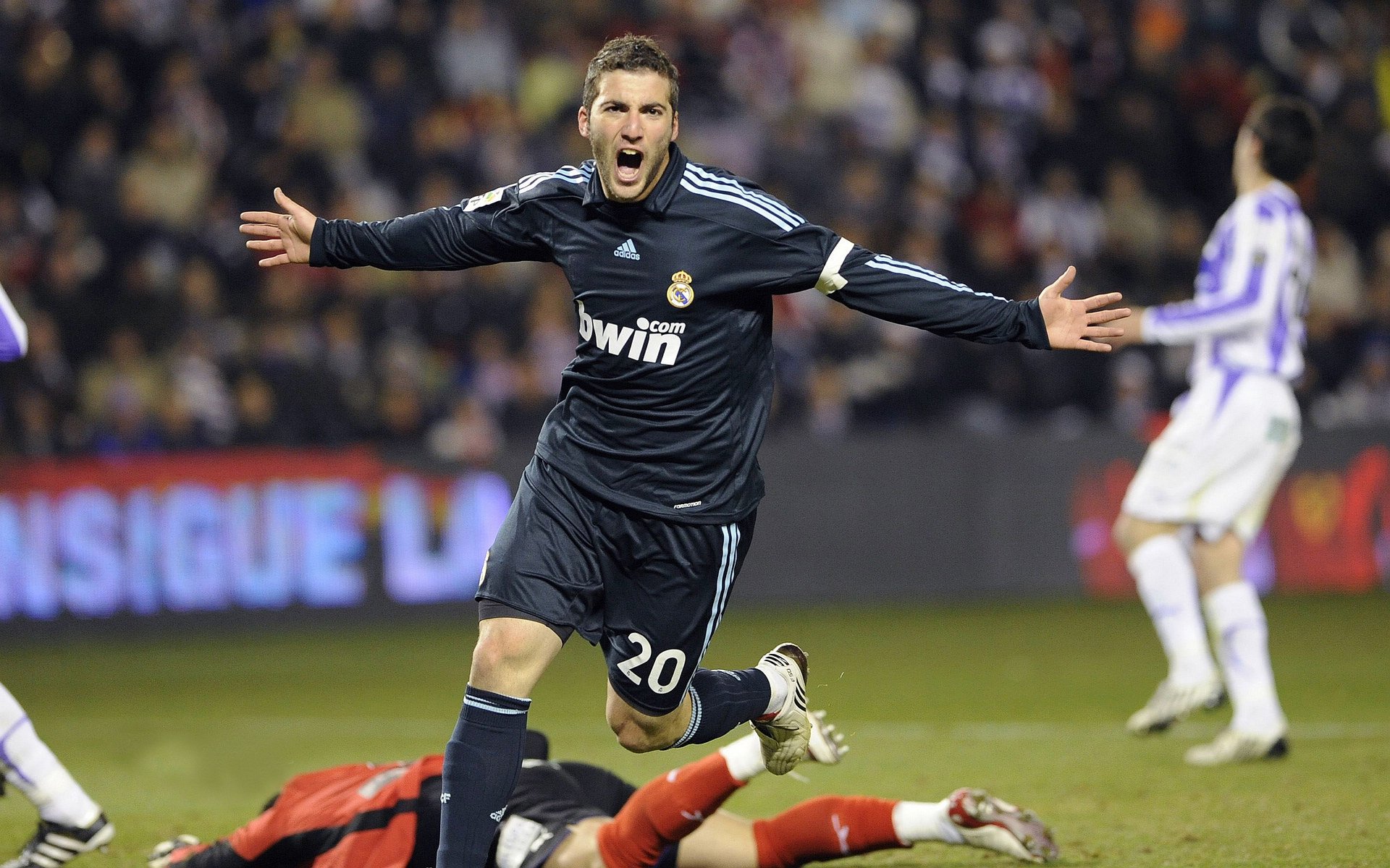 久保建英一锤定音，勒沃库森力克突尼斯展现亚洲力量